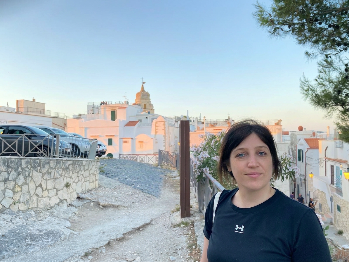 Elisa in einem südländischen Dorf