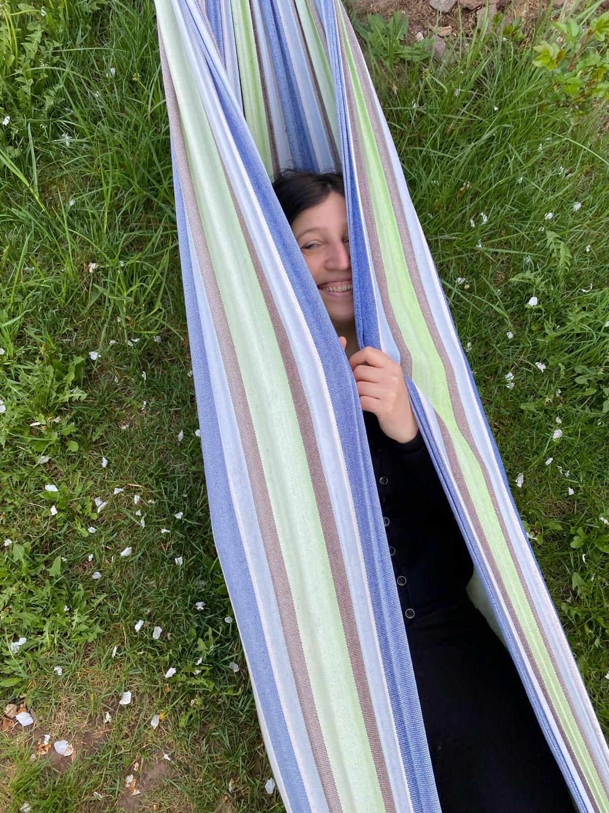 Elisa lacht aus der Hängematte